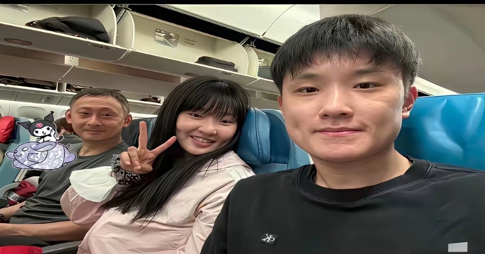 张本智和一家子以家庭为单位又出发来到中国成都了。张本宇带着姑娘张本美和，儿子张本