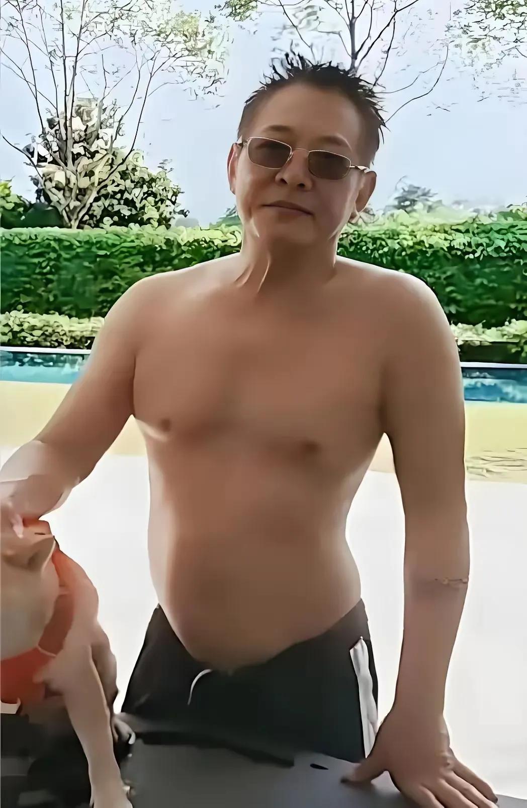 网友曝光62岁李连杰游泳的视频，画面里他状态很棒，狠狠打脸那些谣言。想当年，17