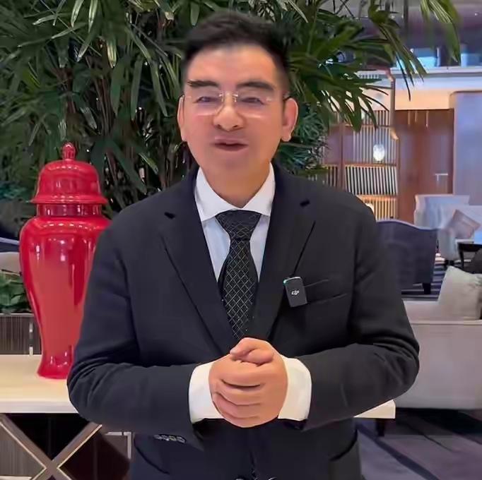 陈光标事实上是在点李亚鹏：你不是有个有钱的前妻嘛，虽说离婚了，但李嫣是她的女儿啊