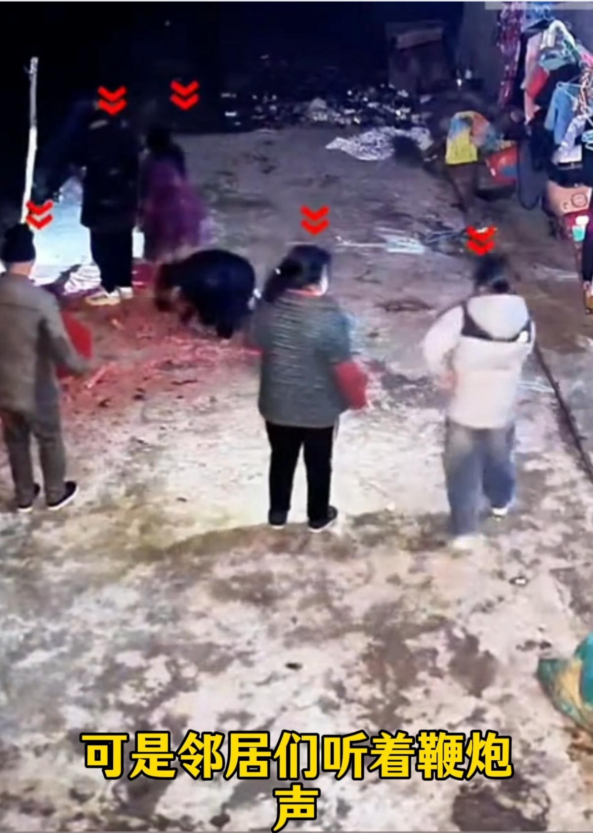 今天刷到湖南女孩点鞭炮报丧的视频，看的我差点落泪了！女孩的父亲病逝，孤苦伶