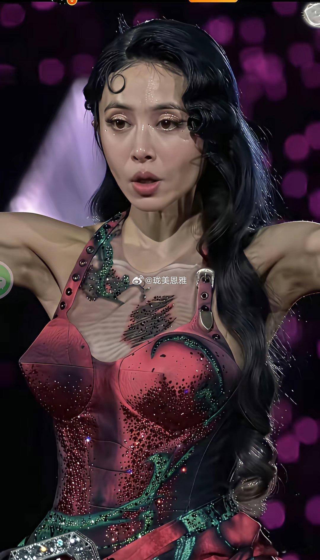 蔡依林突然就老了很多她应该是健身爱好者肌肉线条很明显​​​