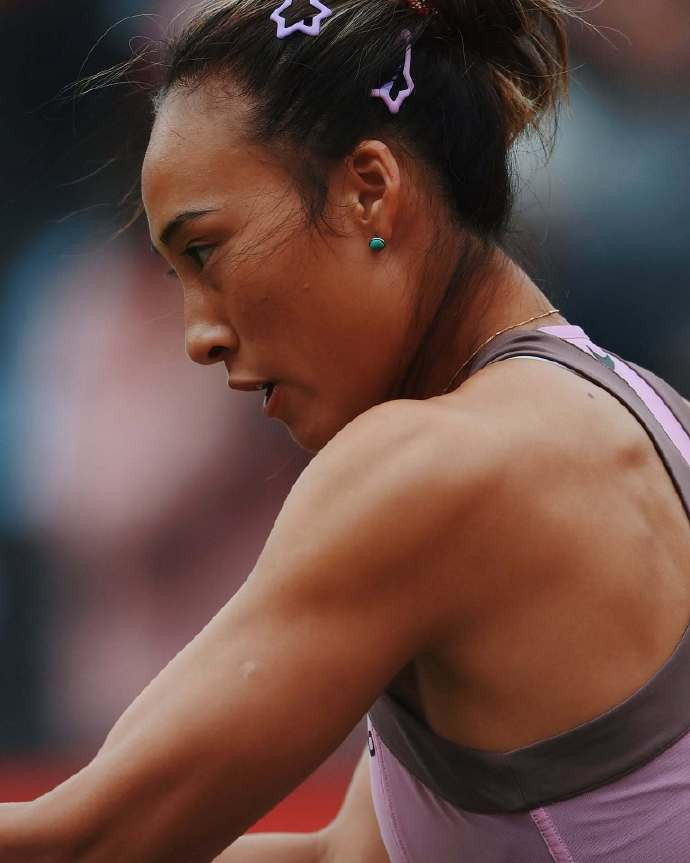 郑钦文止步女王杯首轮郑钦文即时排名159WTA500伦敦站首轮，克里斯蒂安以6