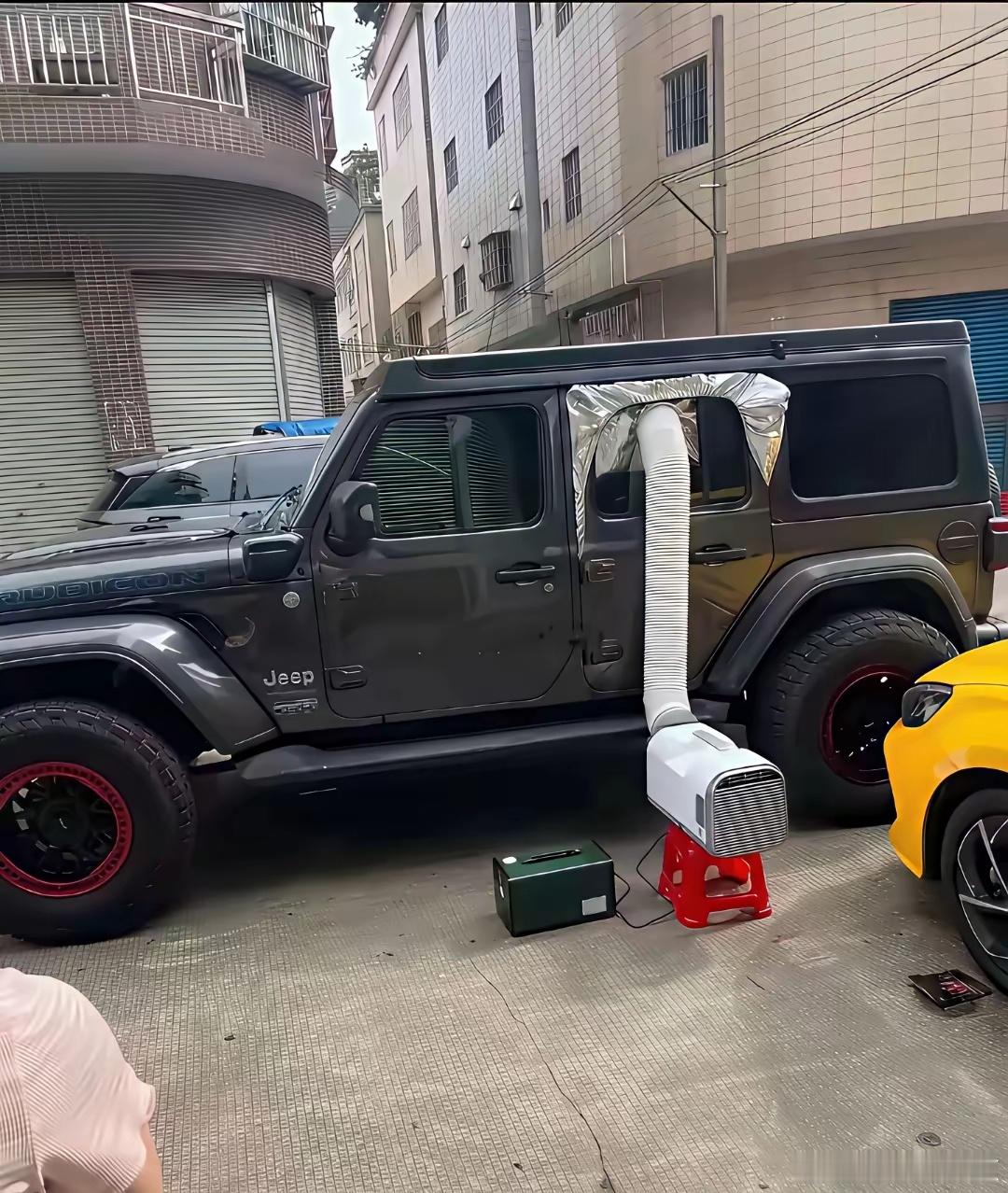 燃油车开空调就得开发动机，发动机原地运转，车内会堆积尾气，于是有了驻车空调这玩意