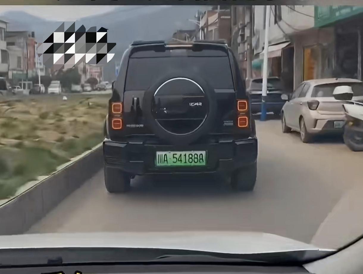 真的假的，这么高的坎，怎么可能这么轻松就上去了。。。看这老头，不像是摆拍，素人没