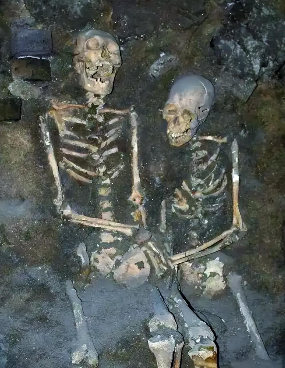 1997年，施工队干活时，工人的铁锹突然铲到硬物，挖开一看吓坏在场众人，一对被拷