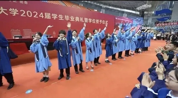 青岛的🔥都离不开“大”字，青岛大虾，青岛大学，这种热搜对于青岛来说宁可不要～青岛大学的宿管大爷走了