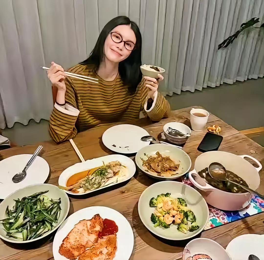 超模何穗嫁给香港偶像级巨星陈伟霆以来，越来越有女人味了。陈伟霆演戏时演技精湛，人