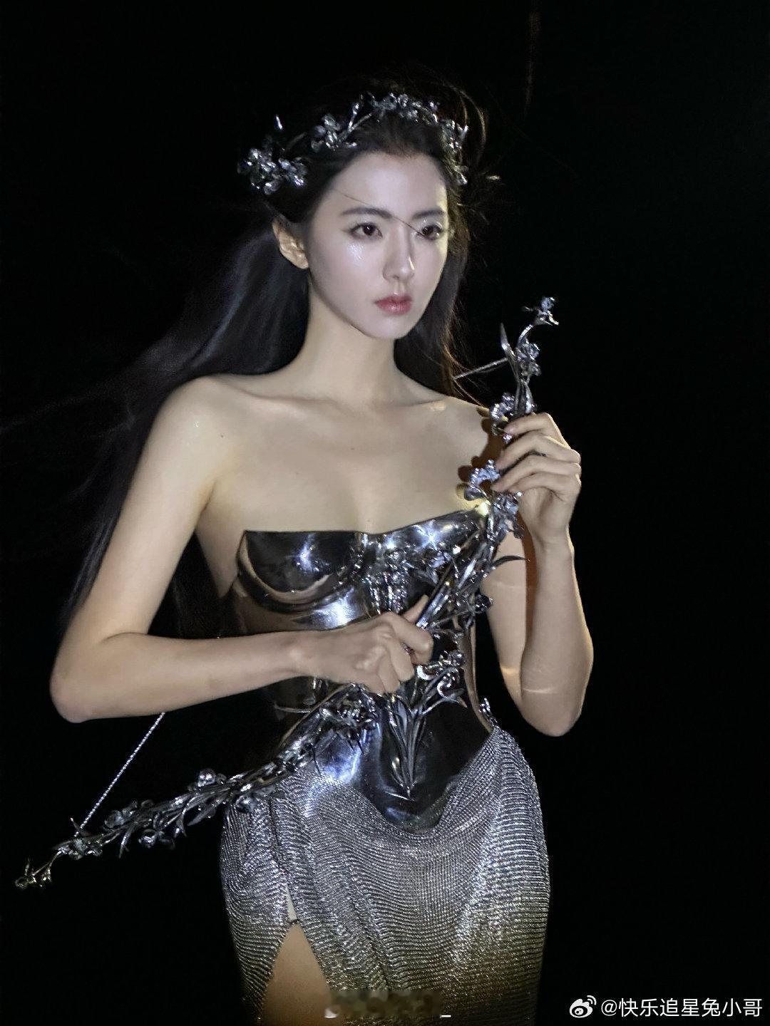 何子怡内娱00花妆造卷起来了何子怡凭星光大赏妆造杀疯了！金属抹胸裙配荆棘发冠