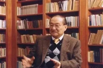 1955年，金庸着手写出了第一部武侠小说《书剑恩仇录》，是因为当时的上司罗孚派人