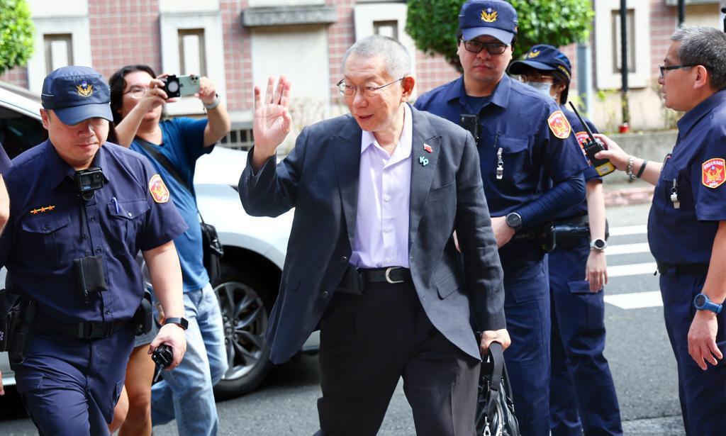柯文哲交保后下一步？沈富雄改口了：他只有一条路民众党前主席柯文哲涉京华城案，