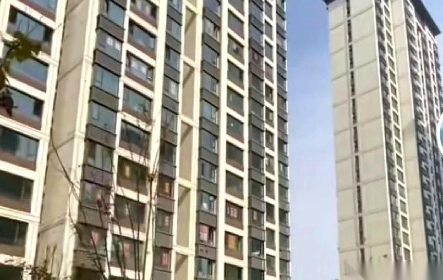 房子还没住热乎呢，账面上先亏了好几十个W。西安楼市，这次是真不装了，直接把底裤