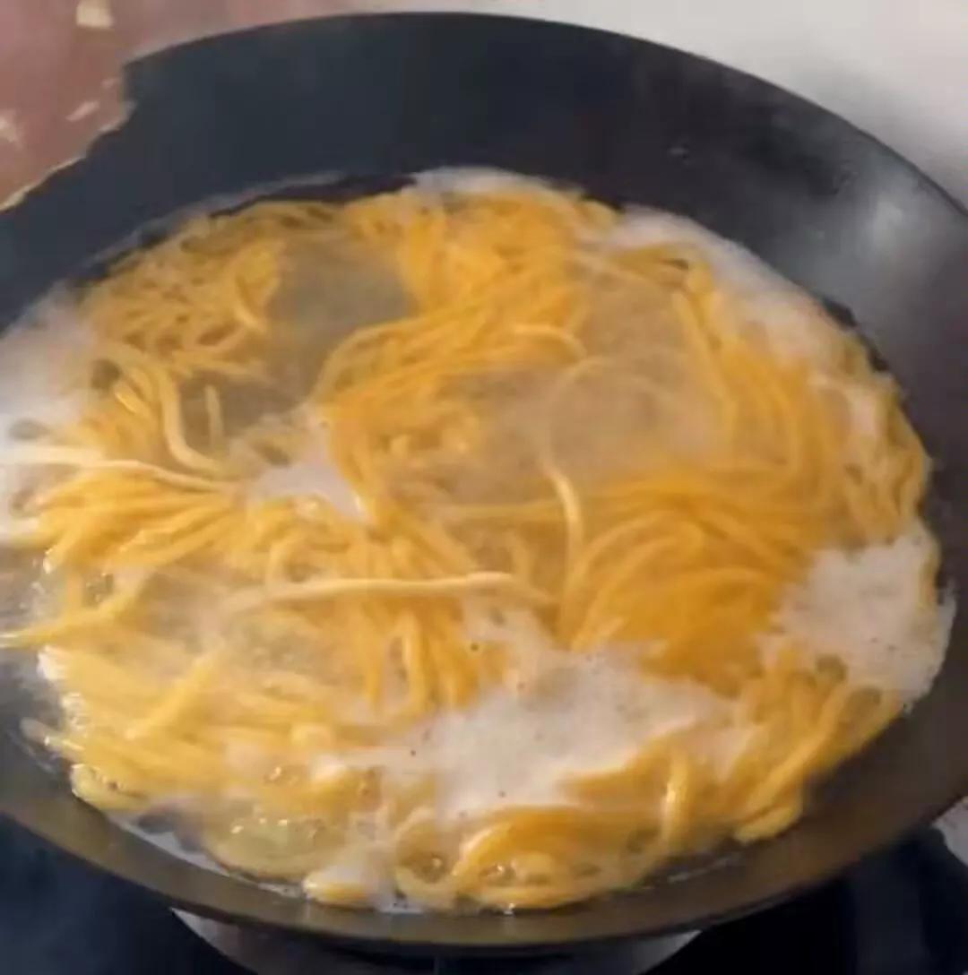 黑龙江“鹤顶红”酸汤子，又惹祸了！帮邻居收个苞米，把命搭进去了！这两天，黑龙