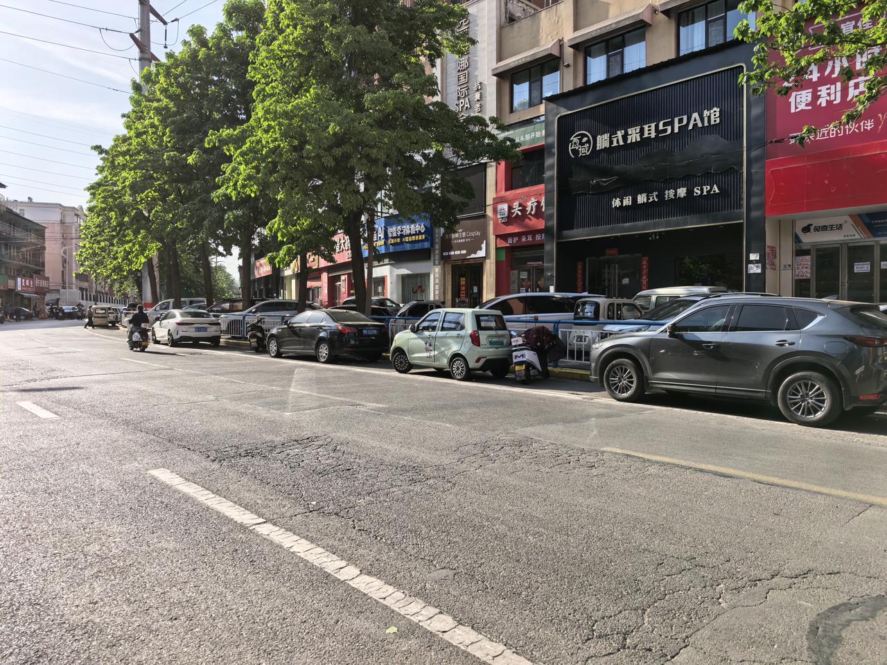 别再纵容汽车乱停，停车收费才是城市最好的治理八十、九十年代自行车几乎家家都有，