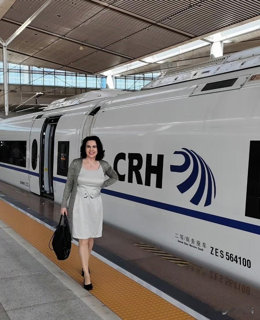 一个爱欧洲的欧洲大姐在中国旅行，她对欧洲说：“如果人们在日常生活中感受不到安全，