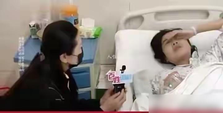 一女子身患癌症晚期，下肢水肿，生活不能自理，躺在病床上红着眼睛对着镜头说“我想我