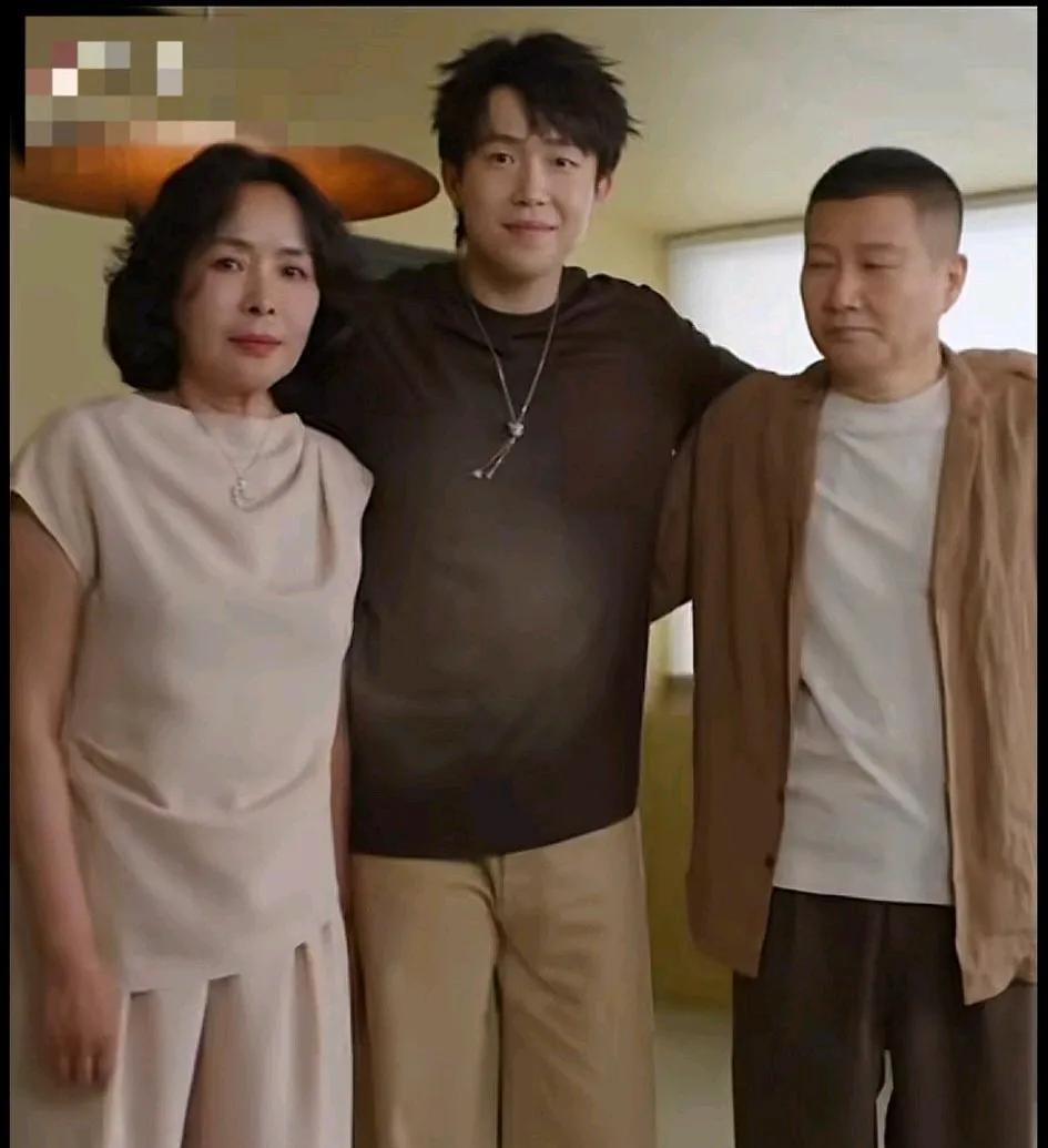 怪不得王楚钦能如此优秀。来看看他的家庭就知道了，左边的这位就是大头的妈妈了，没