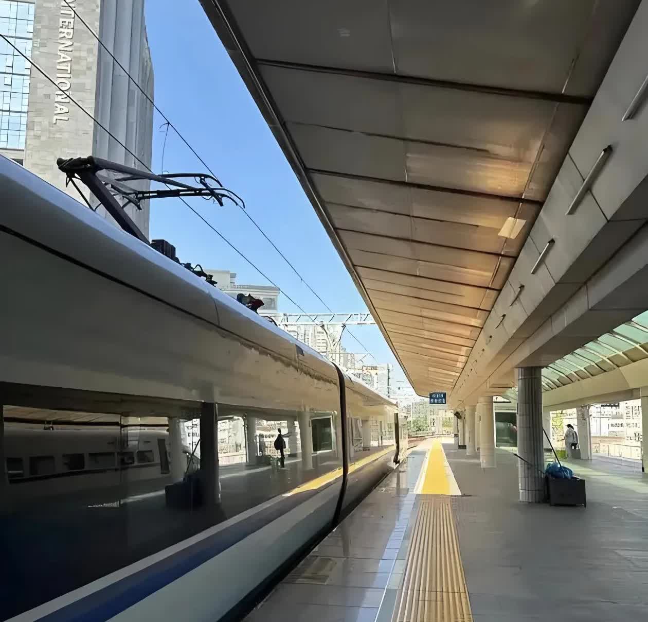 想要高铁站台全面禁烟，我觉得有些人真的是没事找事。就像前段时间，男子在马路上抽烟