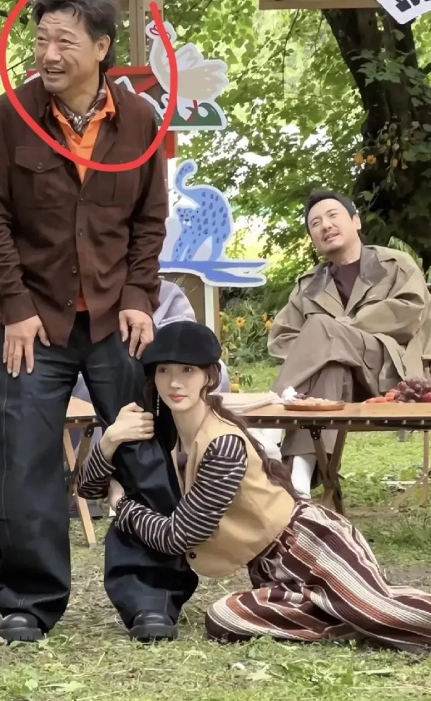 地上那个女演员看着好眼熟，就是叫不出名字来。[大笑][大笑][大笑][大笑]