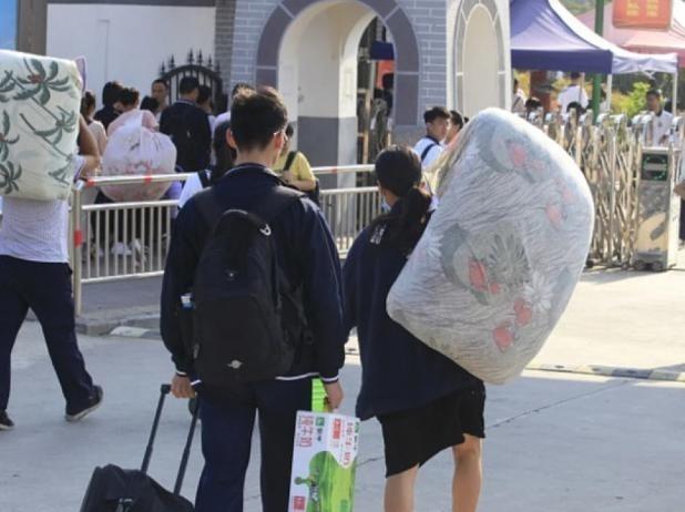 大学刚开学，家长群彻底炸开了前两天刷到一位妈妈在群里发的消息，说孩子开学才二十