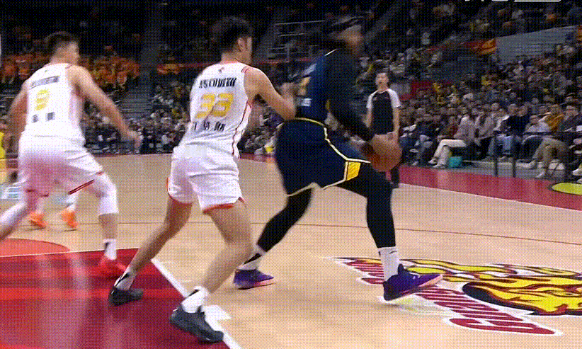 目前广东队关键时刻的进攻杀手锏：徐杰的招牌抛投，萨林杰的翻身跳投，游刃有余，闲庭