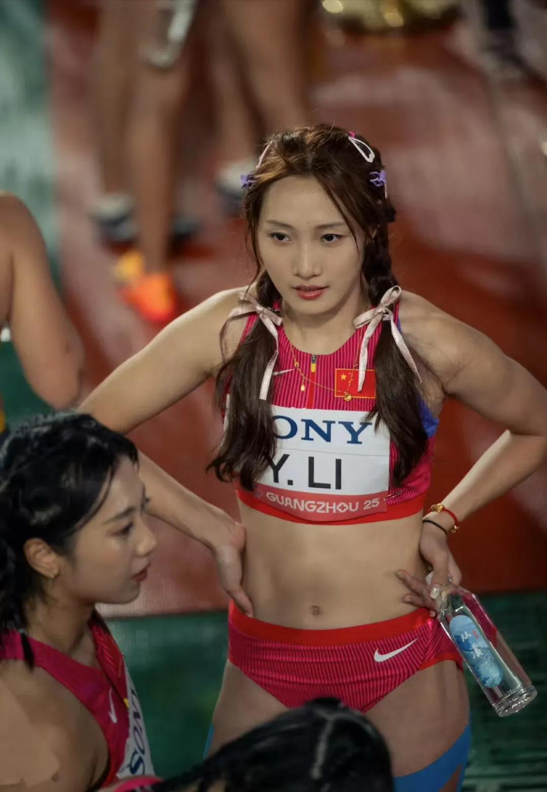 中国女子4x100接力四朵金花，葛曼棋、李玉婷、梁小静，陈妤颉‌，评选谁是队花。