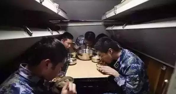 成为潜艇兵有多痛苦？拿工资来工资来证明，潜艇兵的工资，是按小时计算的。潜艇兵不