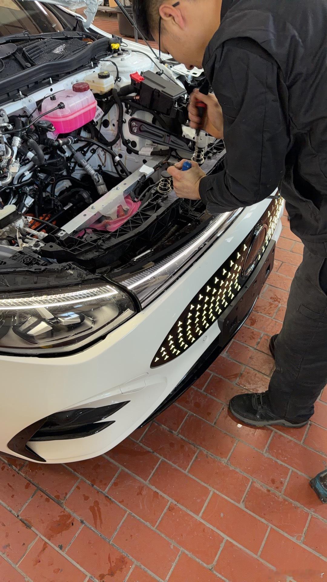 昨天下雪🌨️我的的奔驰在等红绿的时候被追尾了，后面的车没刹住今天一台都在4s店