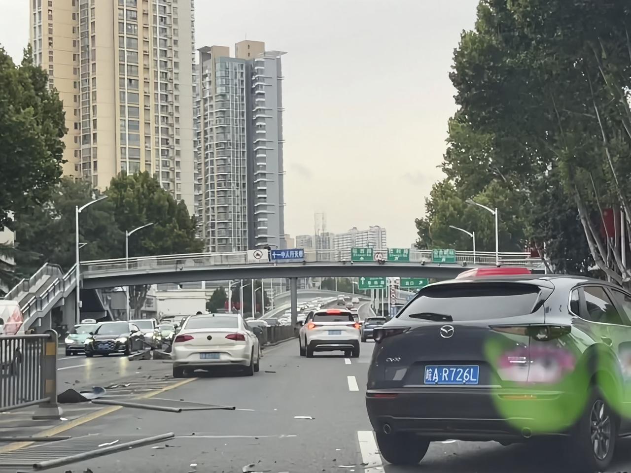 我大合肥，也要更新一轮护栏了……图一看，我还以为是大众惹的祸！这种路段，只要