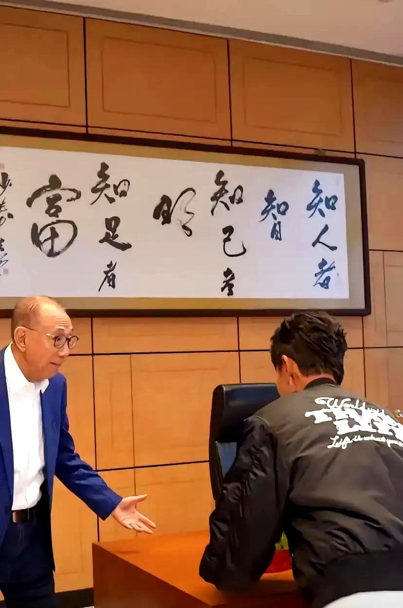 没想到吧，明星拜年也得讲人情世故，场面跟咱普通人走亲戚也没差多少！大年初一，李