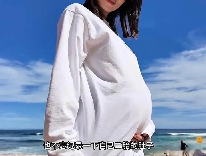 程晓玥去澳洲婆婆家，在沙滩上晒孕肚，5个月二胎肚子又圆又鼓，位置很高，比怀女儿的