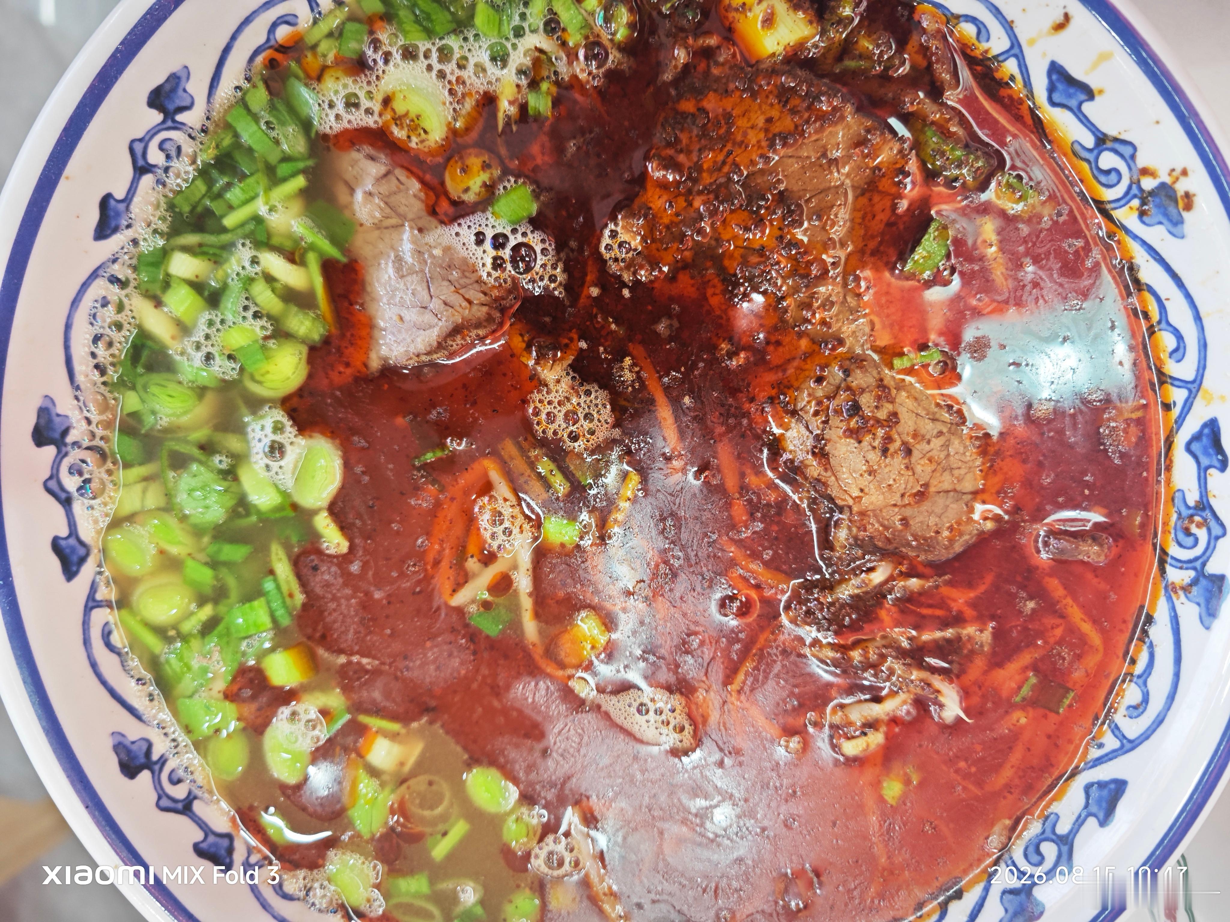 小区门口新开一家牛肉面店，去试吃一下，店很小，坐满大概二十来人，老板占了最大一张