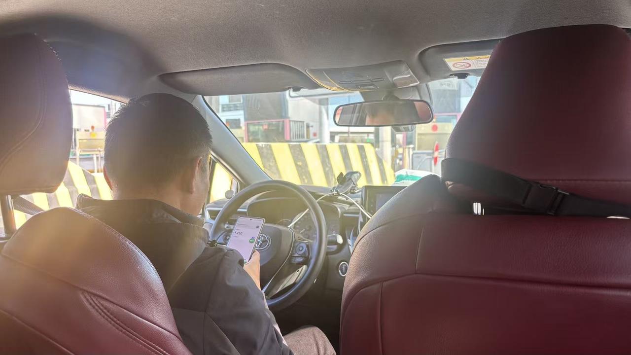 打了辆丰田雷凌1.8L双擎，司机说这车是找朋友租的，租金一天一百一，不需要押金。