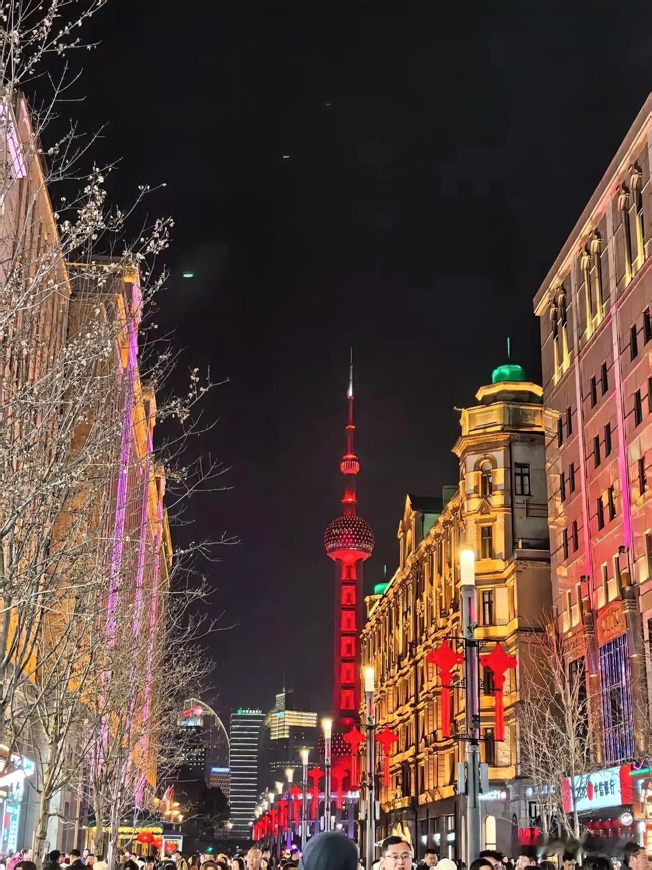 昨天晚上从济南做高铁到上海一个多小时到达，到上海的时候是晚上八点了，转悠了一圈，