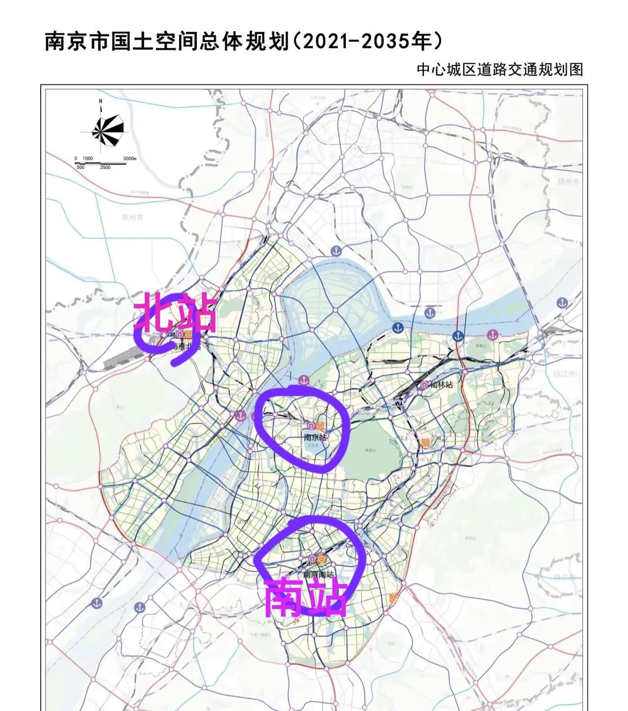 看这张南京国土空间规划图，可以发现图中的几个高铁站，大多都规划建设在主城区内，只