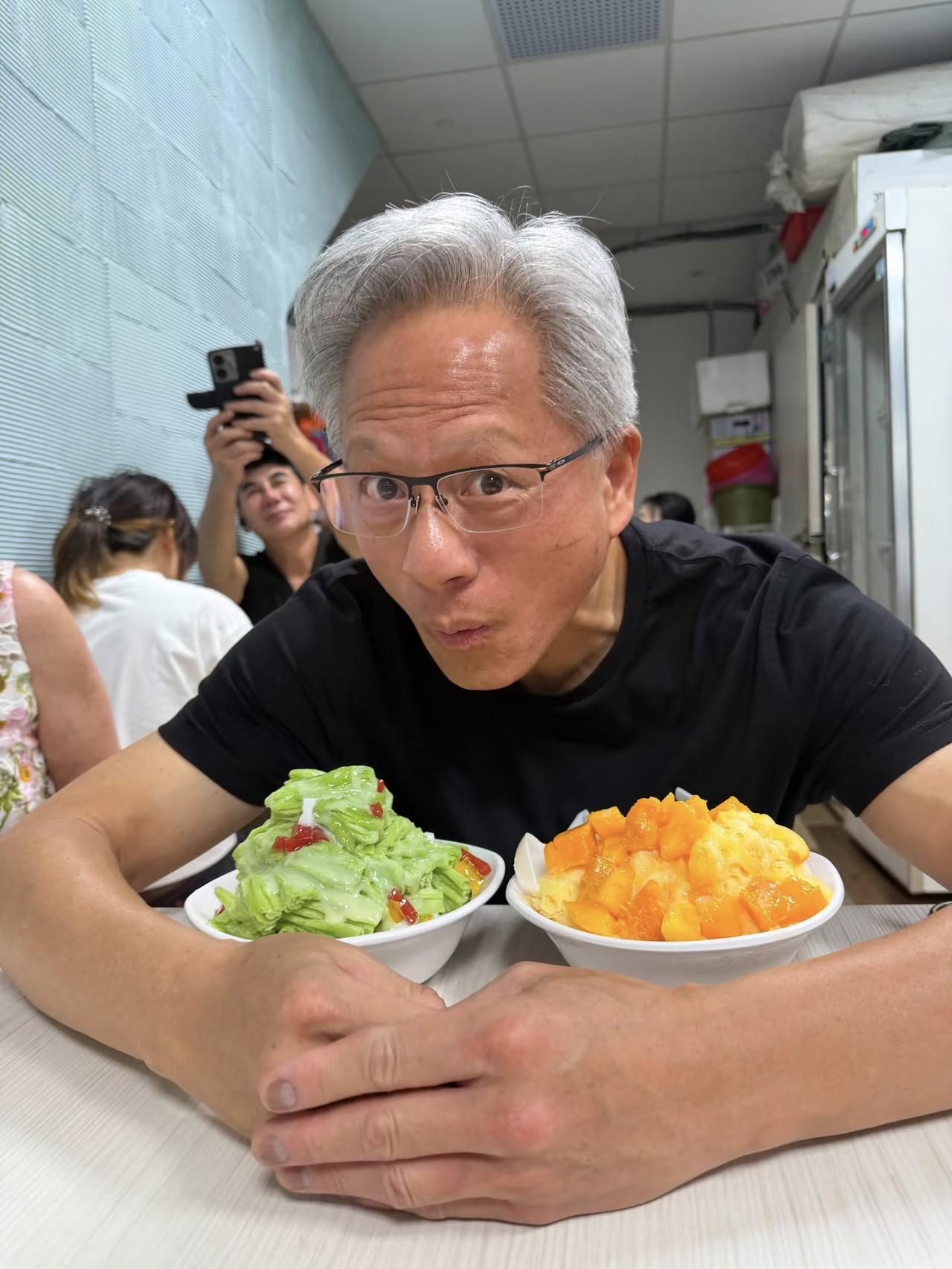 63岁英伟达总裁黄仁勋回中国台湾探亲，和年迈的父母一起聚餐吃饭，96岁的黄兴泰状