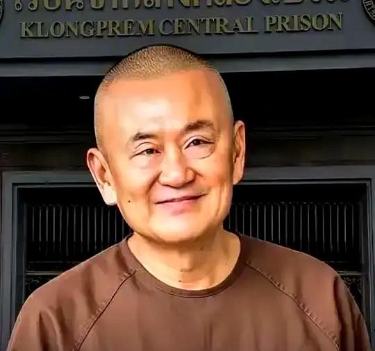 他信？快出来了。你信吗？我信。诗丽吉王太后一走，泰国这台老机器就抖了抖。