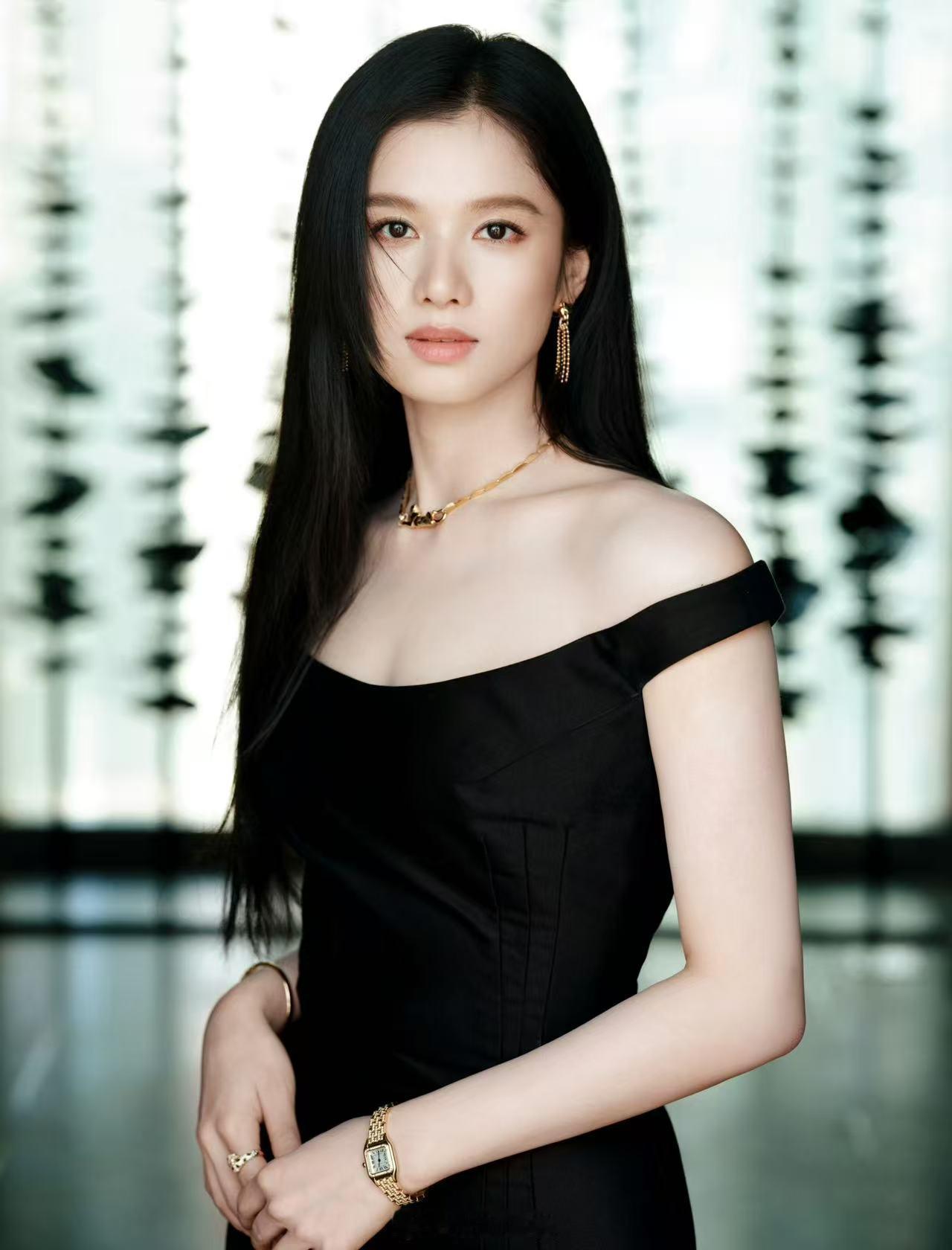 一字肩黑裙眼神凛冽——张婧仪。每日明星美图分享