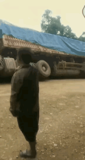 幸好司机及时跳车，不然后果不堪设想。交通事故社会百态