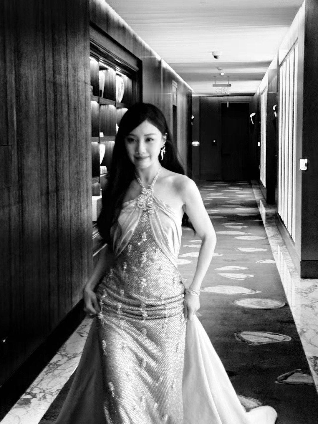 王鹤润有种没吃过苦的美王鹤润在活动现场的每个瞬间都那么自然，笑起来的弧度刚刚好