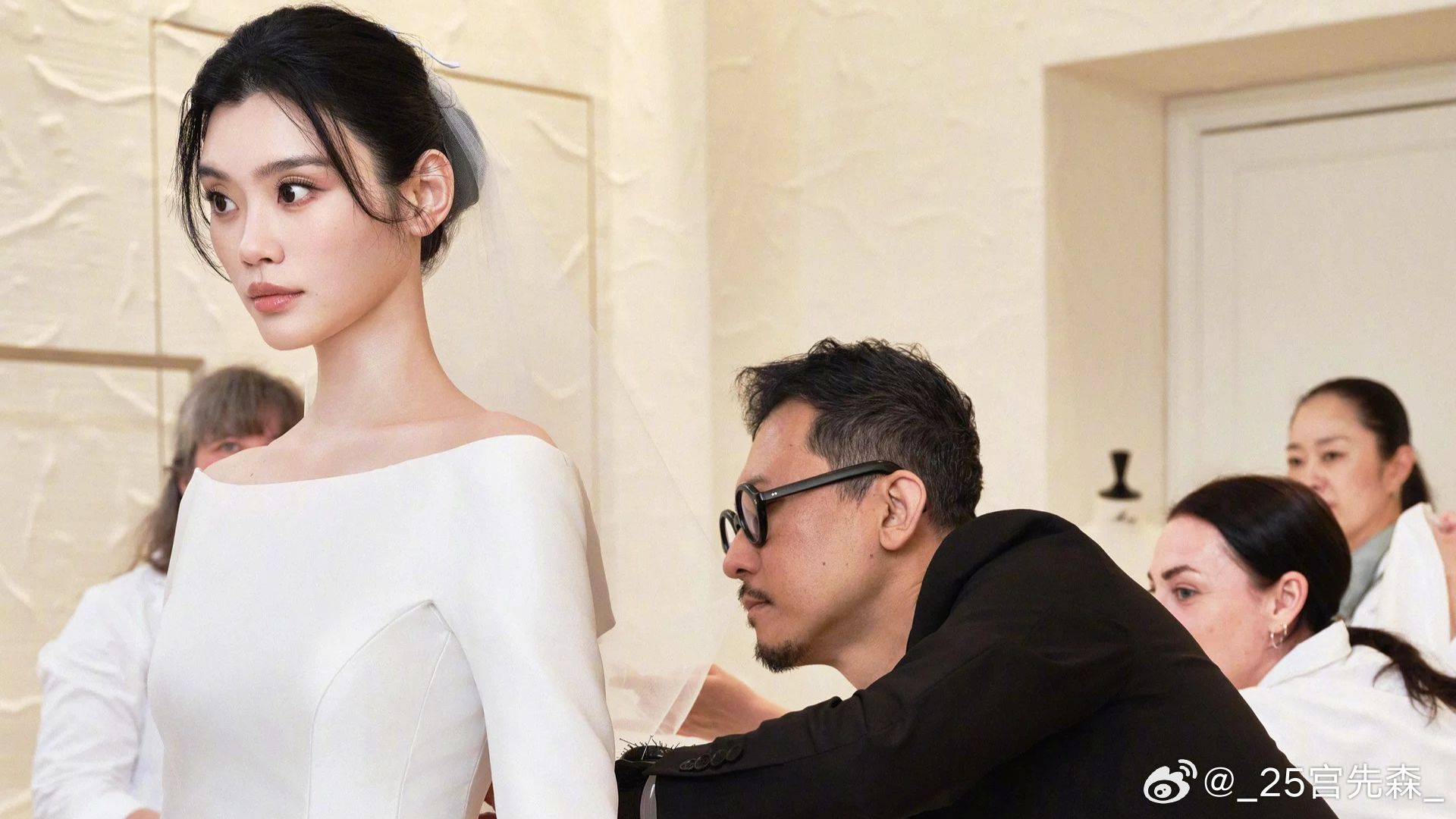 奚梦瑶结束婚礼后自己背个包就走了奚梦瑶婚礼后自己背包离场，反而让人好感倍增。没有