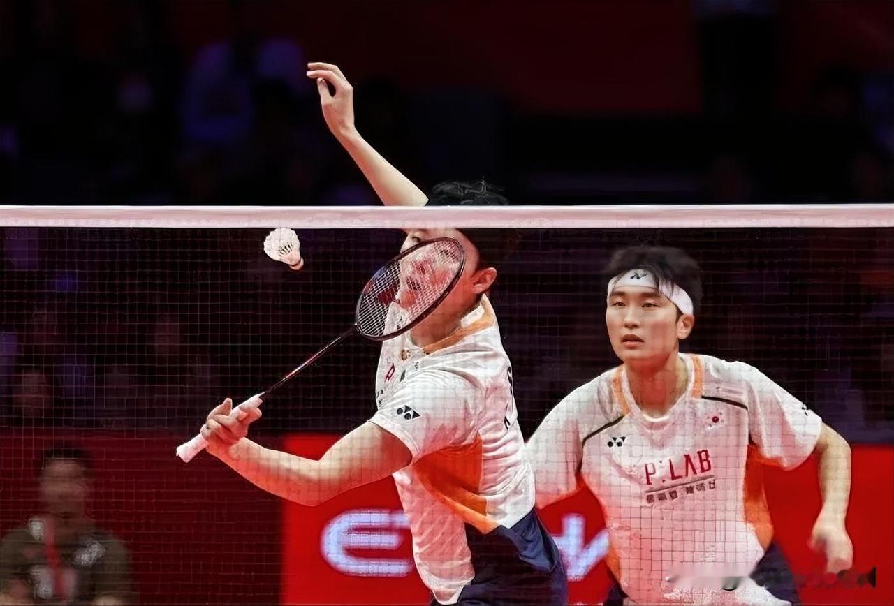 世界第一男双小组赛力克强敌12月19日，2025世界羽联世界巡回赛总决赛在杭