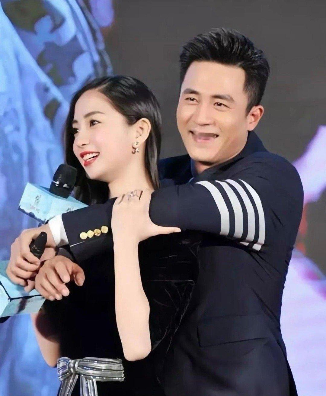 杨颖自离婚后怎么变成这样了，以前她可不敢这样随便跟男演员打闹。