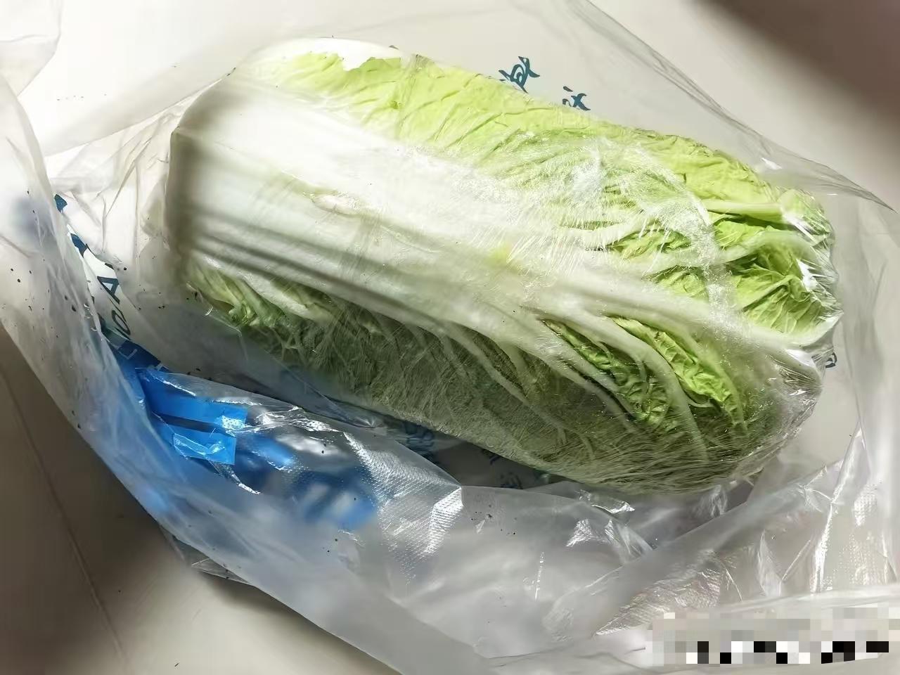 一颗大白菜十三块多。大白菜还没到吃的时候，小雪后的白菜才好吃，也便宜！现在白