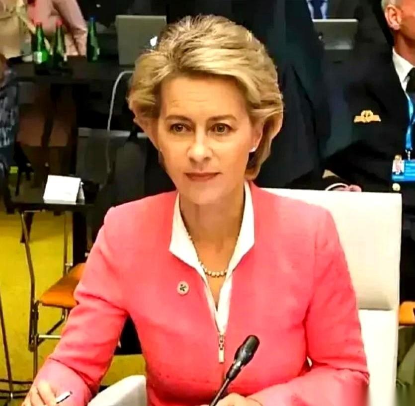 G7峰会那场戏，堪称一绝。欧盟主席冯德莱恩，当着所有人的面，从兜里掏出一块磁铁