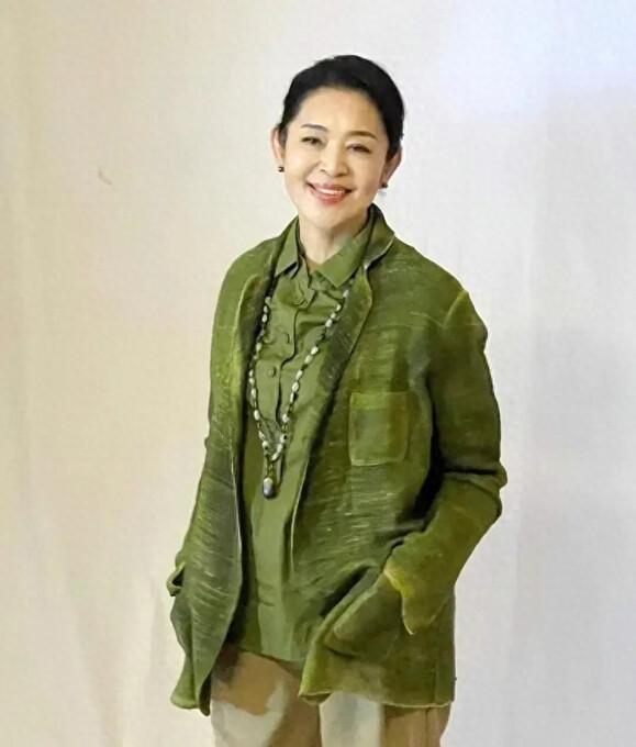 倪萍老师风采依旧，着装搭配尽显魅力，绿色衬衫西装外套与九分裤演绎别样时尚