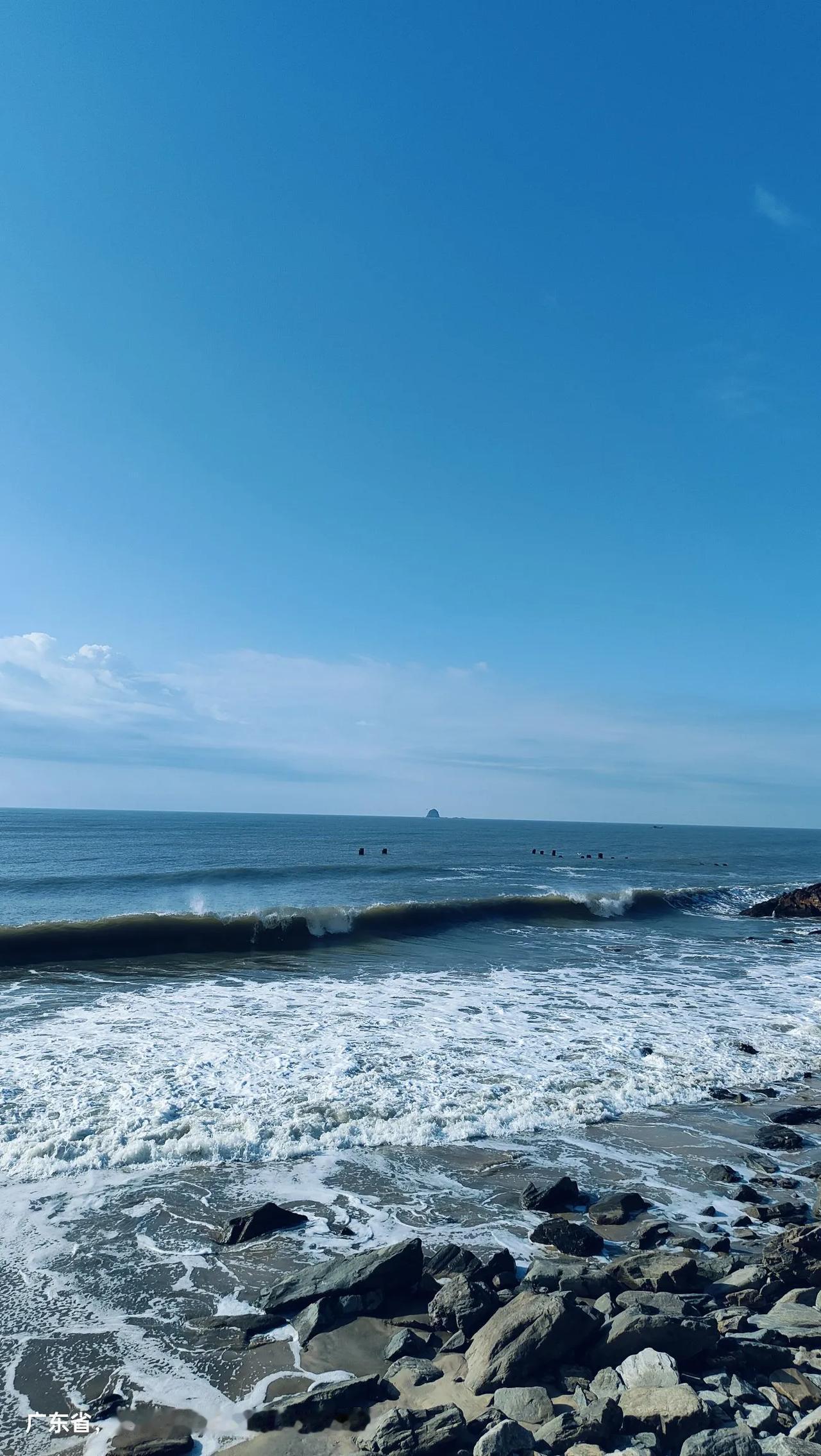 我堂弟初中没上完,现在开大货车,一个月挣1万多。叔叔和婶婶很早就觉得我堂弟不是