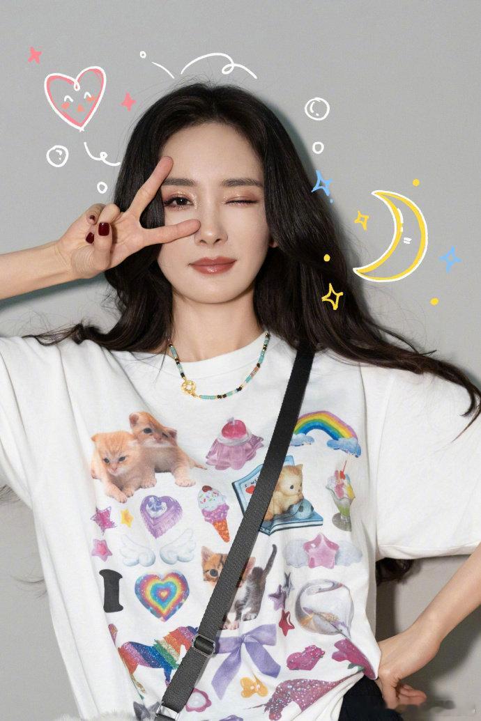 听杨幂说话有种治愈的感觉不光是影视剧里的台词，杨幂日常随口哼歌的样子也超可爱，软