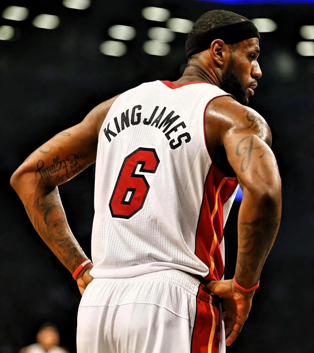 国王詹姆斯是NBA历史上最棒的绰号！詹姆斯在高中时已统治赛场，带领球队三夺州冠
