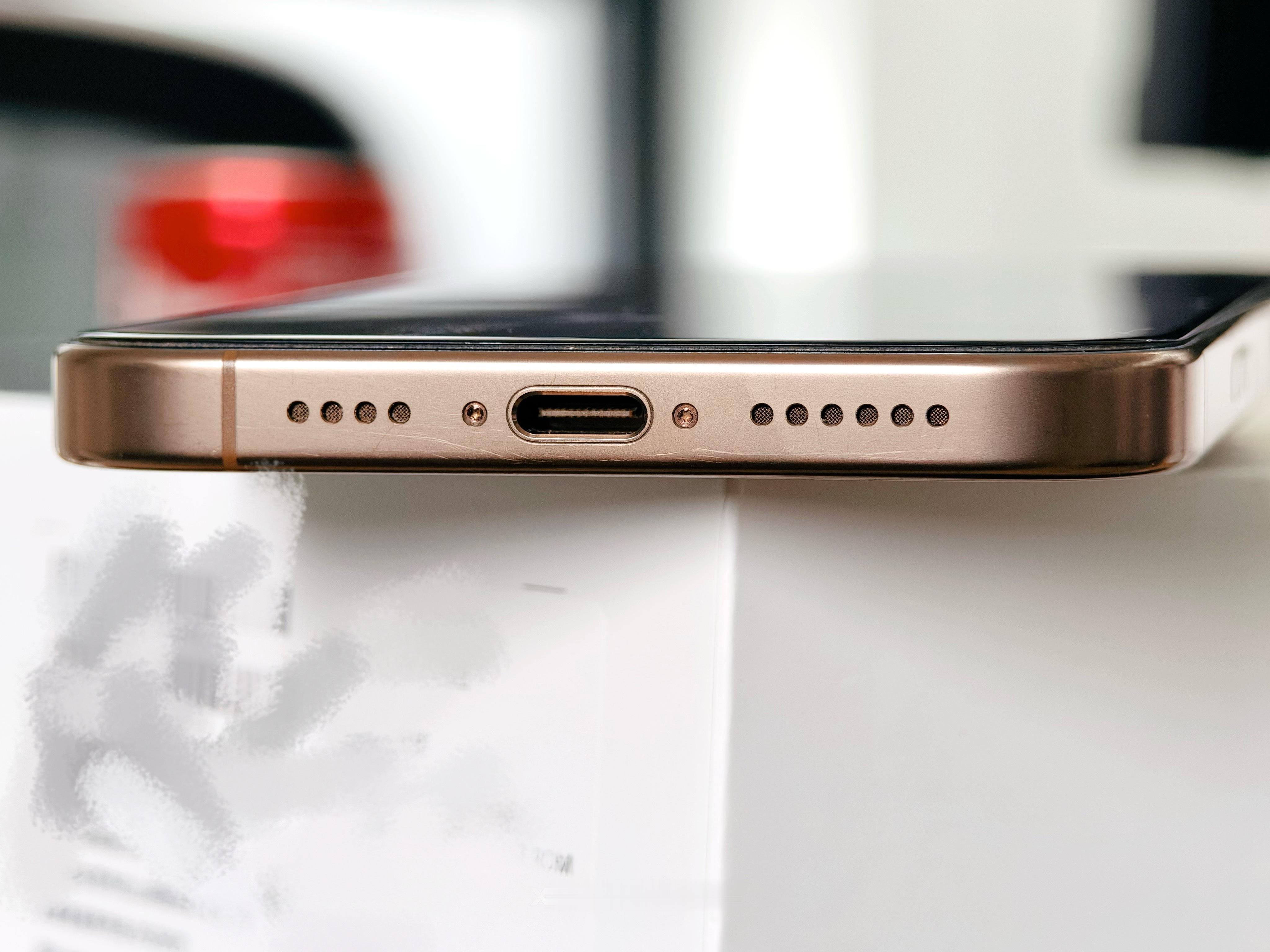 去年首发买的iPhone16ProMax，不到一年底部全是划痕了…估计是