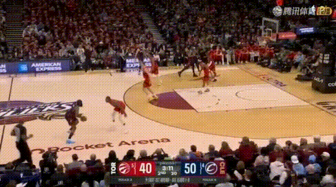 哈登3不沾，米切尔这眼神：哥，你嗨了啊！2节米切尔连进3分（图6-7），哈登：